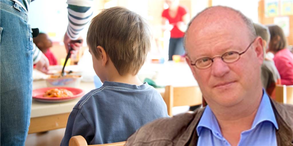 Essen in Dorstener Kitas und Schulen wird teurer: „Wir hatten keine Wahl“ Caritasgeschäftsführer Klaus Schrudde, im Hintergrund das Mittagessen in einer Kita