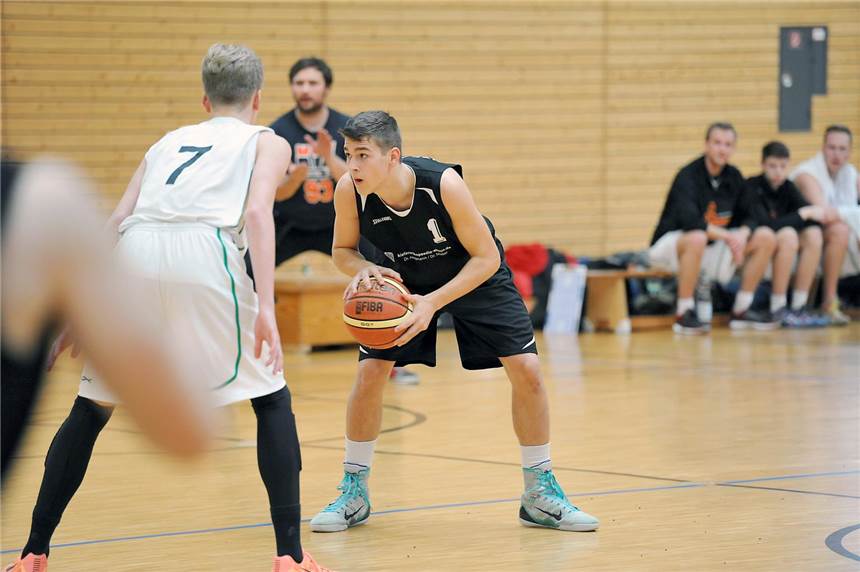 Unbekümmert aufgespielt Carl Hegmann (r.) war mit 23 Punkten maßgeblich am Sieg der Ahauser VfL-Basketballer beteiligt.