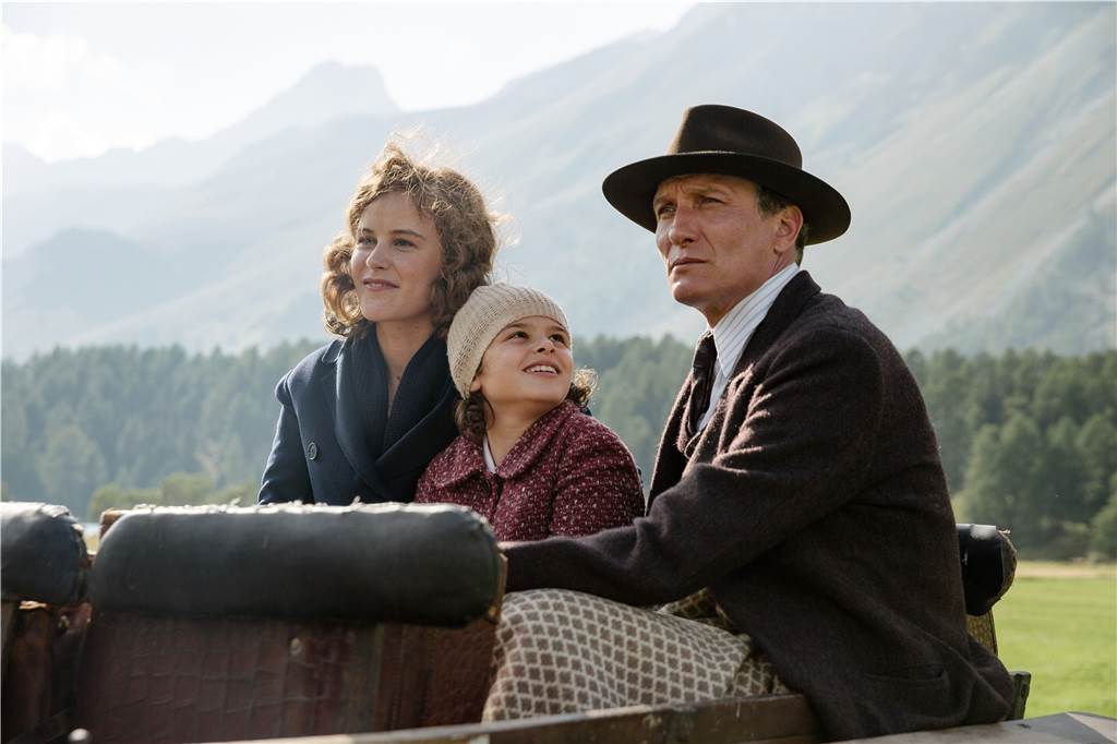 Festtagsfernsehen 2022: Von „Sissi“ bis „Kevin - Allein zu Haus“ - Das läuft an Weihnachten im TV Carla Juri als Dorothea Kemper (l-r), Riva Krymalowski als Anna Kemper und Oliver Masucci als Arthur Kemper in einer Szene des Films "Als Hitler das rosa Kaninchen stahl" (undatierte Filmszene).