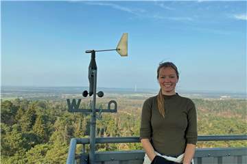 Carla Paul ist Försterin und Beauftragte für Öffentlichkeitsarbeit des RVR. Von dem Feuerwachturm Rennberg in der Haard ist Flaesheim zu sehen. 