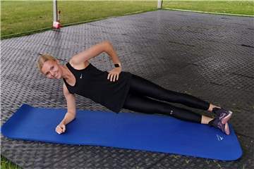 Carla Stoschek leitet ihren eigenen Fitnesskurs - zur Not auch aus der Ferne.