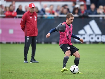 Carlo Ancelotti (l) will nicht selbst über den Nachfolger von Philipp Lahm als Mannschaftskapitän entscheiden. Foto: Sven Hoppe