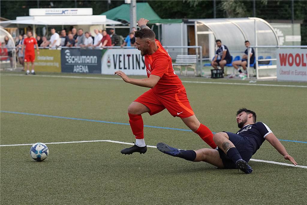 Carlo Berlandieri (RWU in Rot) im Gästestrafraum auf der Jagd nach dem Ball