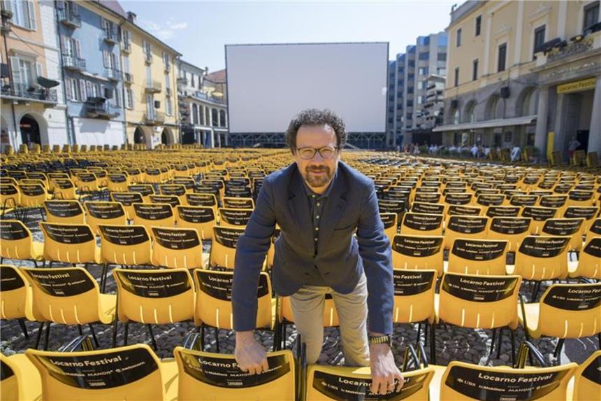 Carlo Chatrian, der künstlerische Leiter des Filmfestivals von Locarno, auf der Piazza Grande. Foto: Urs Flueeler