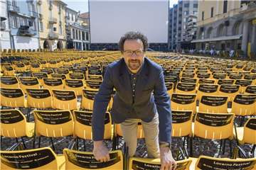 Carlo Chatrian, der künstlerische Leiter des Filmfestivals von Locarno, auf der Piazza Grande. Foto: Urs Flueeler