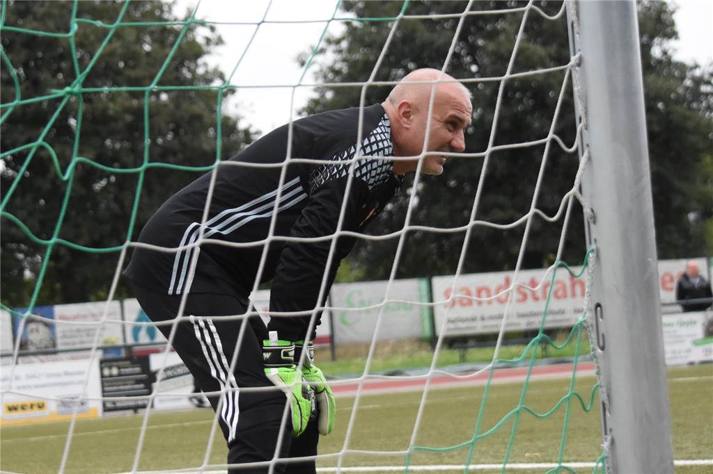 SG Massen schießt sich warm für den SSV Mühlhausen Torwart Carlo Iordache stützt sich im Tor auf de Knien ab.