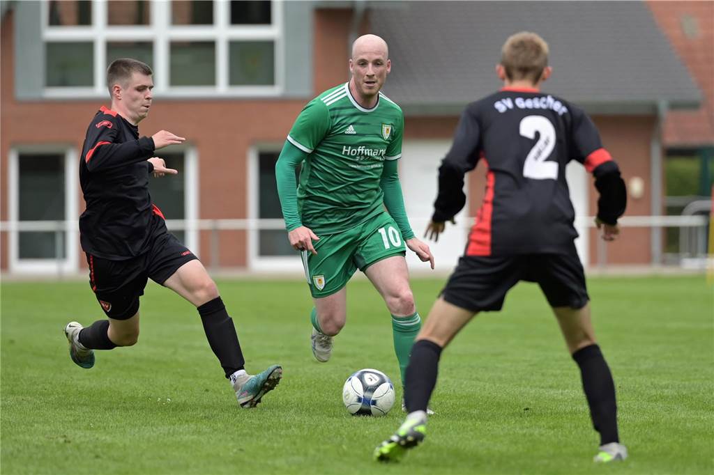 Fußball am Sonntag: Die Ergebnisse von der Oberliga bis zur Kreisliga A Carlo Korthals (M.) und Union Wessum starten in Oeding.