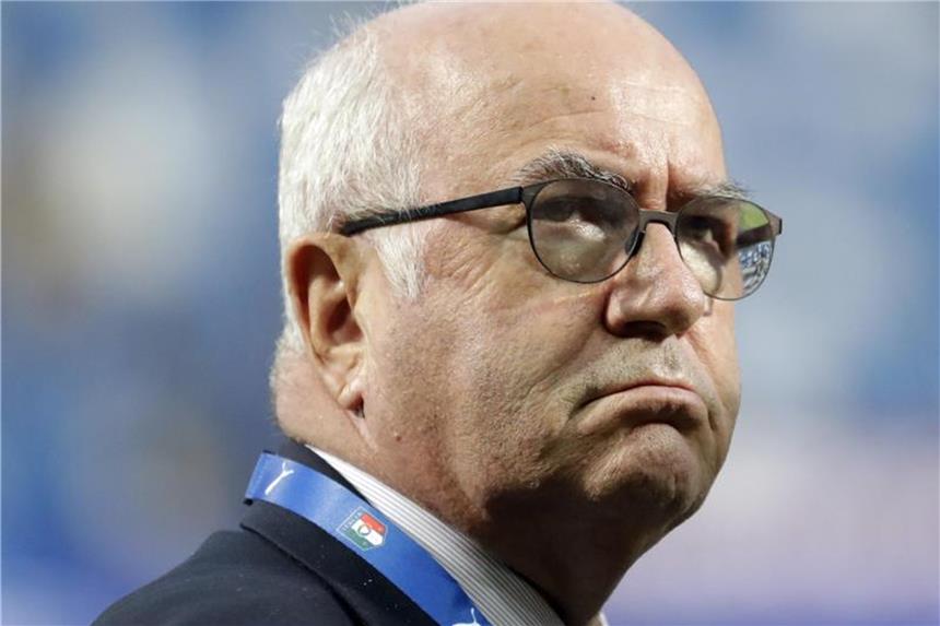 Italiens Verbandspräsident will offenbar nicht zurücktreten Carlo Tavecchio, der Präsident des italienischen Fußballverbandes FIGC, will seinen Stuhl nach Italiens gescheiterter WM-Qualifikation nicht räumen. Foto: Luca Bruno