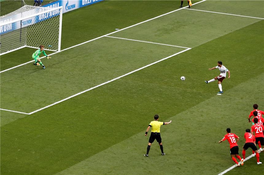 El Tri gewinnt Hitzeschlacht mit 2:1 - Achtelfinale winkt Carlos Vela trifft per Elfmeter.