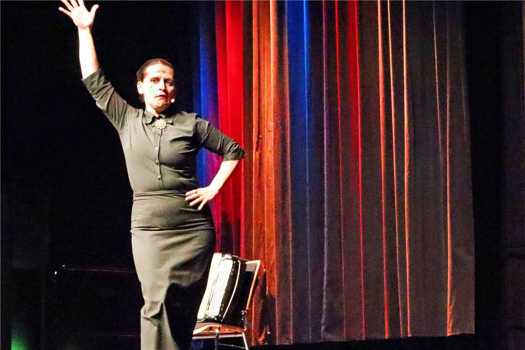 Ruhrpottpflanze mit italienischen Wurzeln war „allein unter Geiern“ Carmela de Feo ist für jeden Spaß zu haben.
