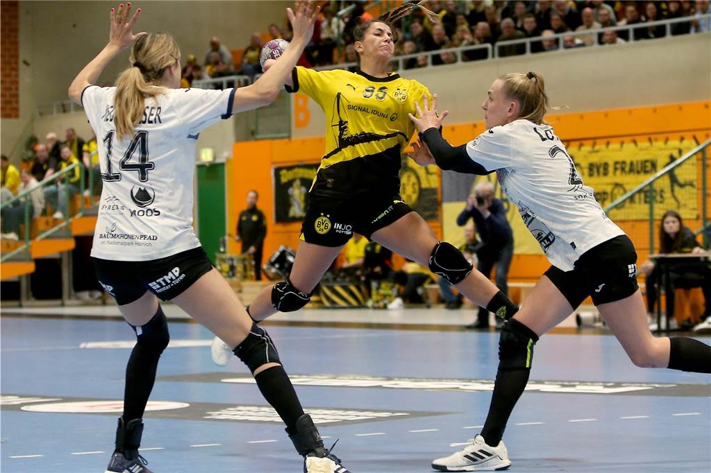 Abschied einer echten Führungsspielerin Carmen Campos Costa beim Sprungwurf.