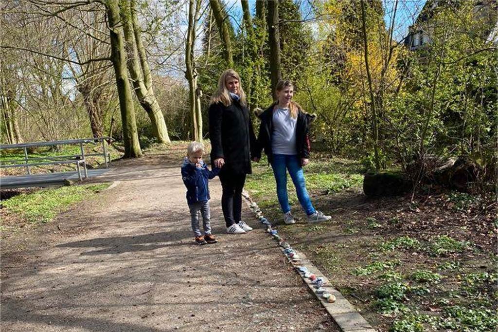 Coronavirus: Kirchhellener Familie kämpft mit Steinen gegen Langeweile Carmen Nuy mit ihren Kindern Mats und Carlotta an der Steinstraße am Schölzbach