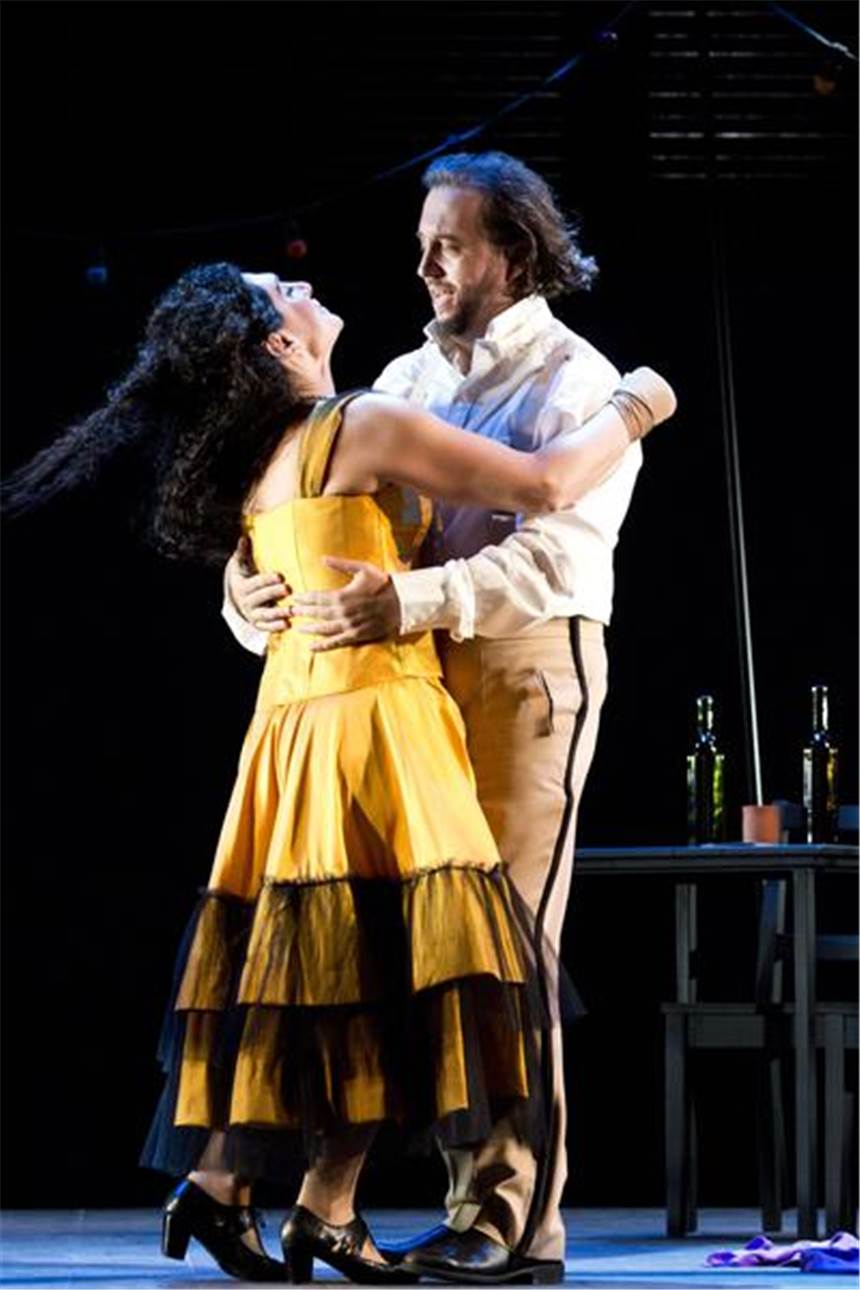 Carmen als verliebte Verführerin Carmen (Tara Venditti) und Don José (Adrian Xhema) finden kein Glück.