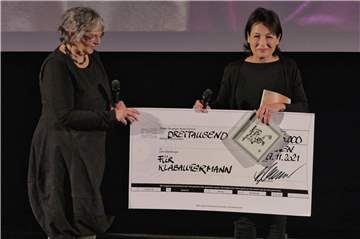Carola Deinhart-Auferoth (l.) vom City Ring überreichte der überglücklichen Anke Sevenich den Kurzfilmpreis für ihr Regie-Debüt "Klabautermann".