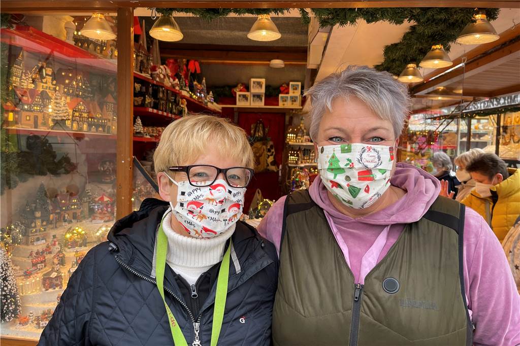 „Es sind harte Zeiten“ – Weihnachtsmarkt-Händler beklagen dickes Umsatzminus Carola Gehring (l.) und Katrin Latuske verzeichnen mindestens 50 Prozent Umsatzeinbußen im Vergleich zu vorherigen Weihnachtsmärkten, berichten die beiden. Sie nehmen die Situation mit Galgenhumor.