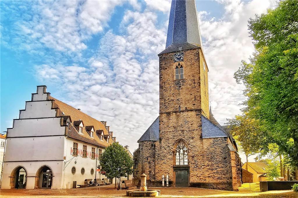 Zu sehen sind die St. Viktor-Kirche, der Brunnen und das Ruhrtalmuseum.