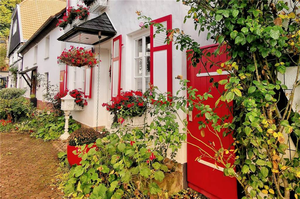 Ruhrwiesen, Fachwerkhäuser und St. Viktor: Das sind eure schönsten Schwerte-Fotos Zu sehen ist ein Haus mit einer roten Tür und roten Fensterläden.