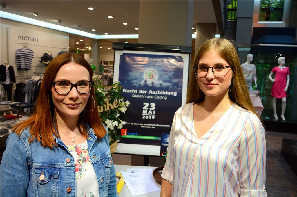 Jugendliche suchen bei der Nacht der Ausbildung nach den beliebtesten Ausbildungsplätzen Carolin Blickmann (l.,) und Jasmin Hovestaedt vom Modehaus Hollad.