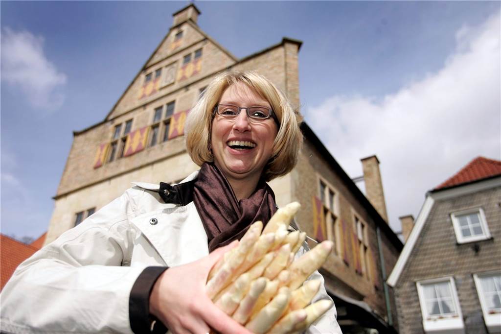 Wirtschaftsförderin Brautlecht geht: „Straßenfestival war große Herzensangelegenheit“ Carolin Brautlecht wirbt für den ersten Spargel, den es auf dem Werner Wochenmarkt gibt. Das Bild ist in der ersten Zeit als Wirtschaftsförderin im Frühjahr 2008 entstanden.