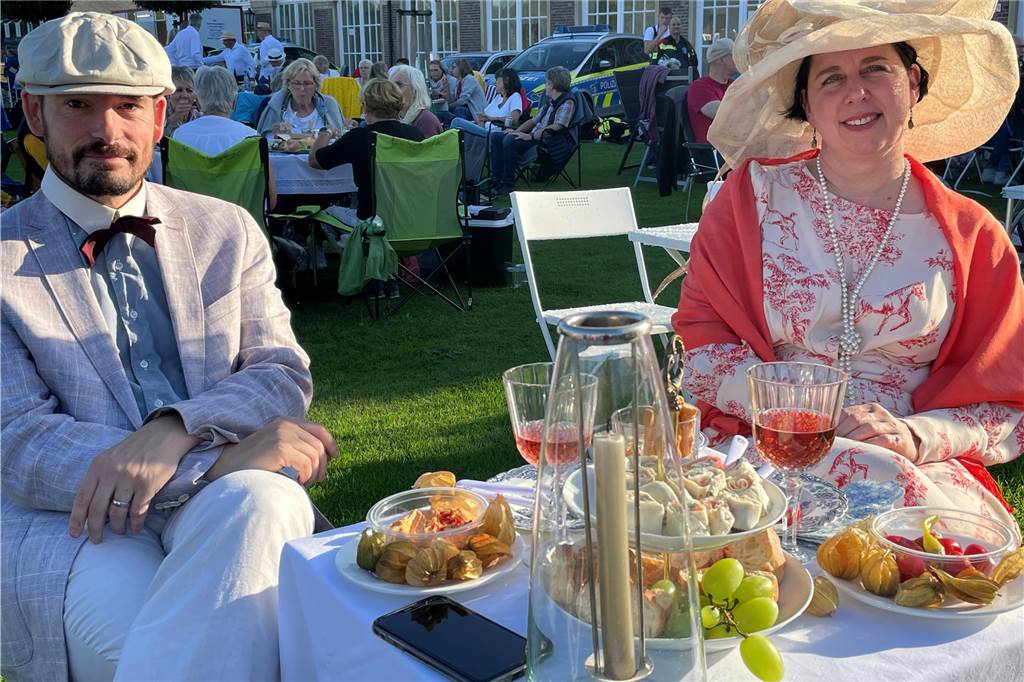 Carolin Peuker und André Schang lieben die 1920er-Jahre und sich entsprechend zu kleiden. Sie sind zum dritten Mal am Schloss beim Open-Air-Konzert dabei.