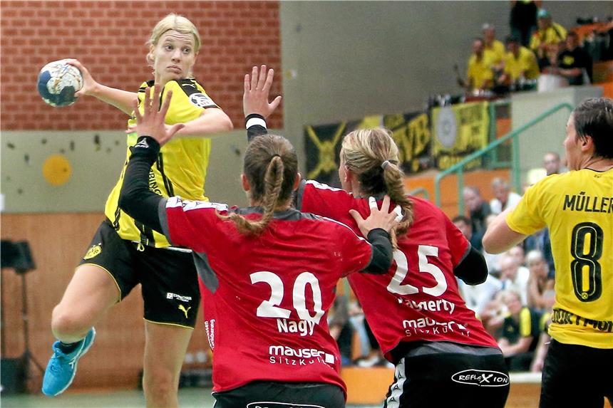 Ex-Borussin Schmele will bei Flames wieder angreifen Carolin Schmele (l.) spielte drei Jahre lang für den BVB.