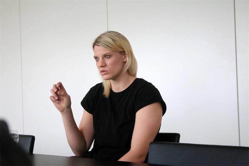 BVB-Spielerin Schmele: "Das wird ein Schützenfest" Carolin Schmele möchte nach langer Verletzungspause mithelfen, die BVB-Handballfrauen in der 1. Bundesliga zu etablieren