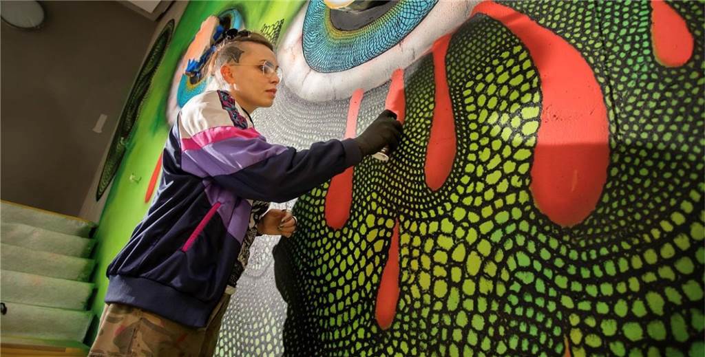 Carolina Falkholt aus Schweden gestaltet kunstvolle Wandbilder. Sie wird auch in Hörde ihre Spuren hinterlassen. 