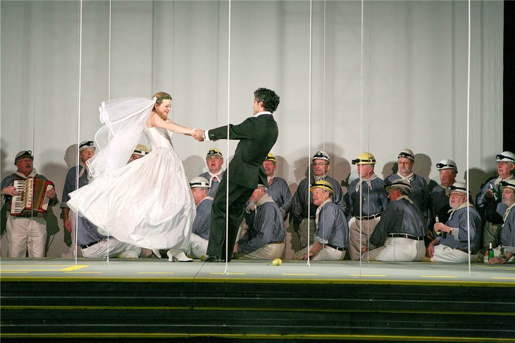 Lüner Männergesangverein im Bergkittel bei der Aufführung „Herzkammer“ auf der Bühne Caroline Hanke, Orhan Müstak und der MGV Harmonie Zeche Victoria 2011 bei der Aufführung "Heimat unter Erde" im Schauspielhaus Dortmund.