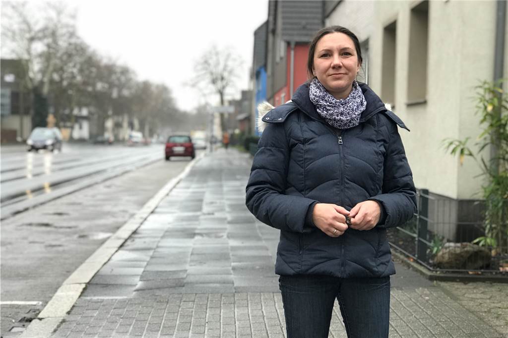 B235-Anwohner fordern nach dem Unfall mit dem verletzten Kind, dass endlich etwas passiert Caroline Winzler wohnt seit 1991 an der Henrichenburger Straße 35. Sie kennt die Probleme hier an der bewohnten vierspurigen Straße genau.