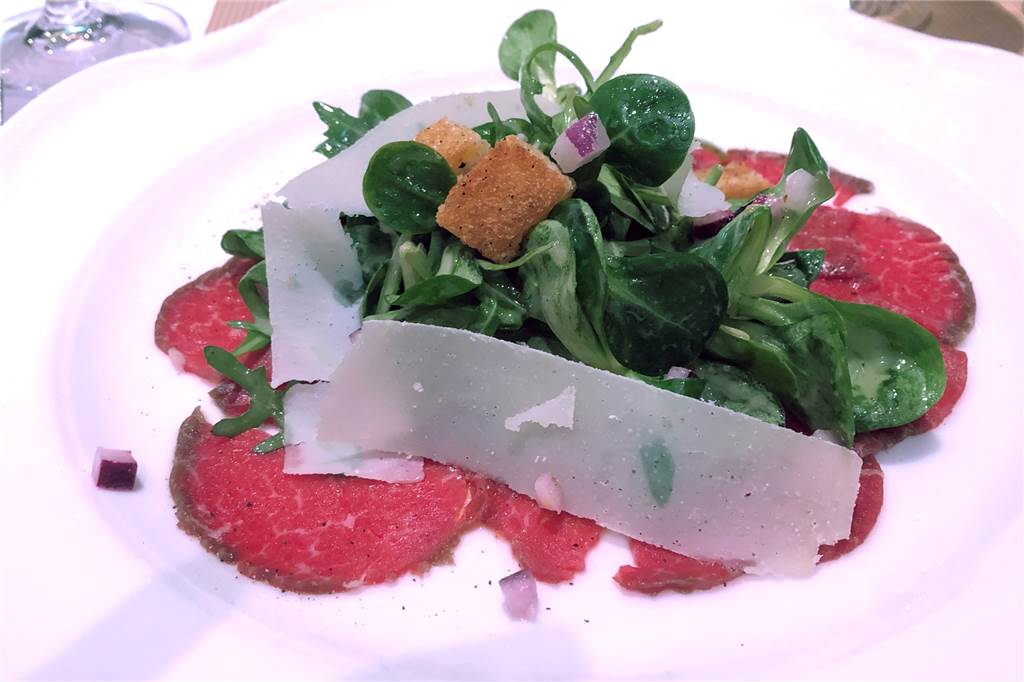 Hotel Hermannshöhe liefert ein leckeres Rundum-sorglos-Paket für den Frühling Carpaccio als Vorspeise