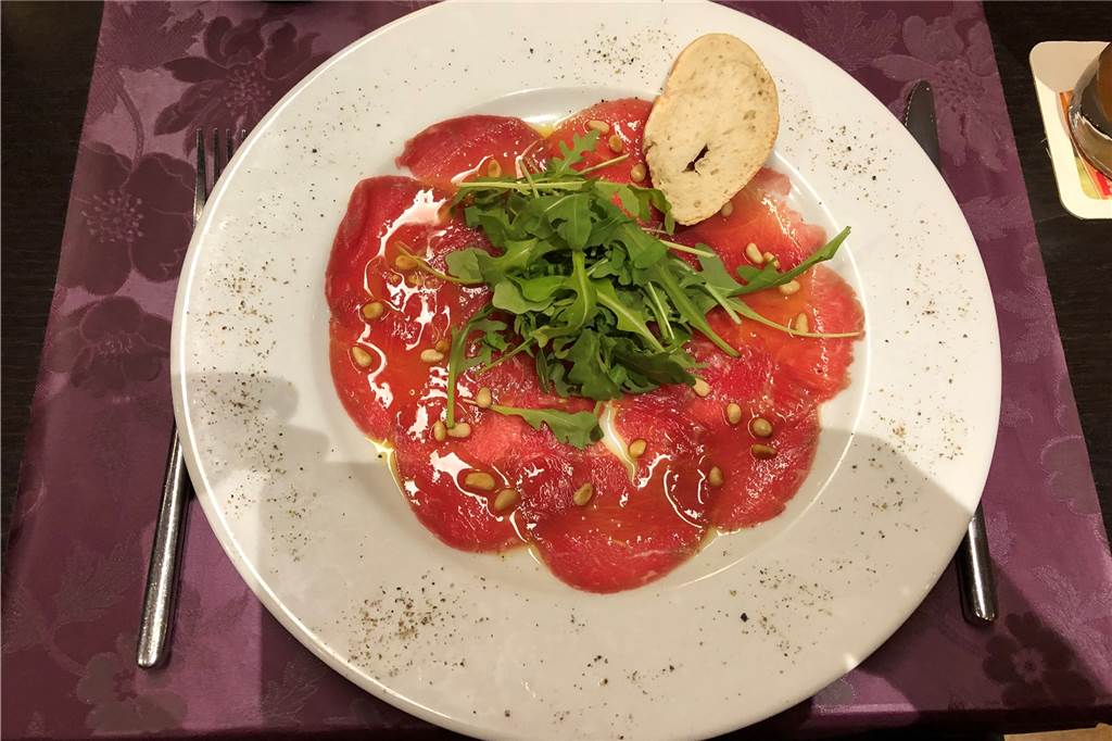 Wunderbar italienische Küche (fast) direkt vor der Haustür Carpaccio Noci e Miele – Rindercarpaccio mit Honig-Senf-Vinaigrette