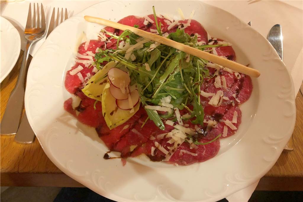 Es schmeckt einfach noch mal so gut in einem mittelalterlichen Gewölbekeller Carpaccio vom Rinderfilet