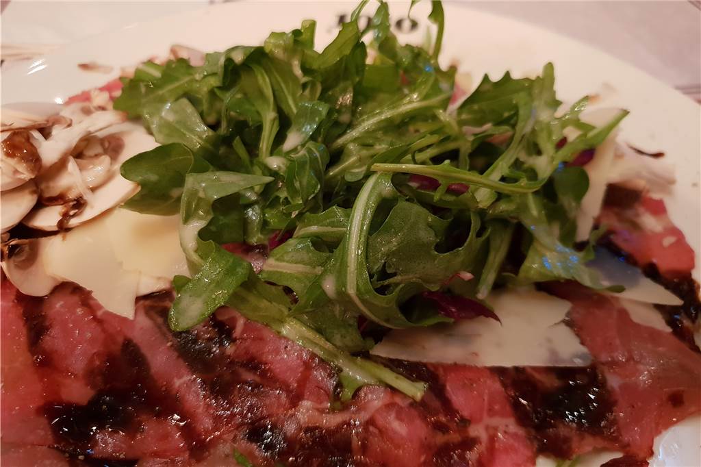 Großes kulinarisches Kino zu gesalzenen Preisen im Leuthold’s 1910 Carpaccio vom Rinderfilet mit Balsamico, Parmesan und Ruccola. Die Champignons gab es sozusagen als Bonus.
