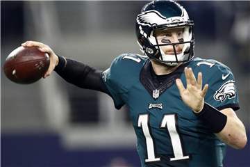 Carson Wentz ist der Quarterback der Philadelphia Eagles. Foto: Larry W. Smith/EPA
