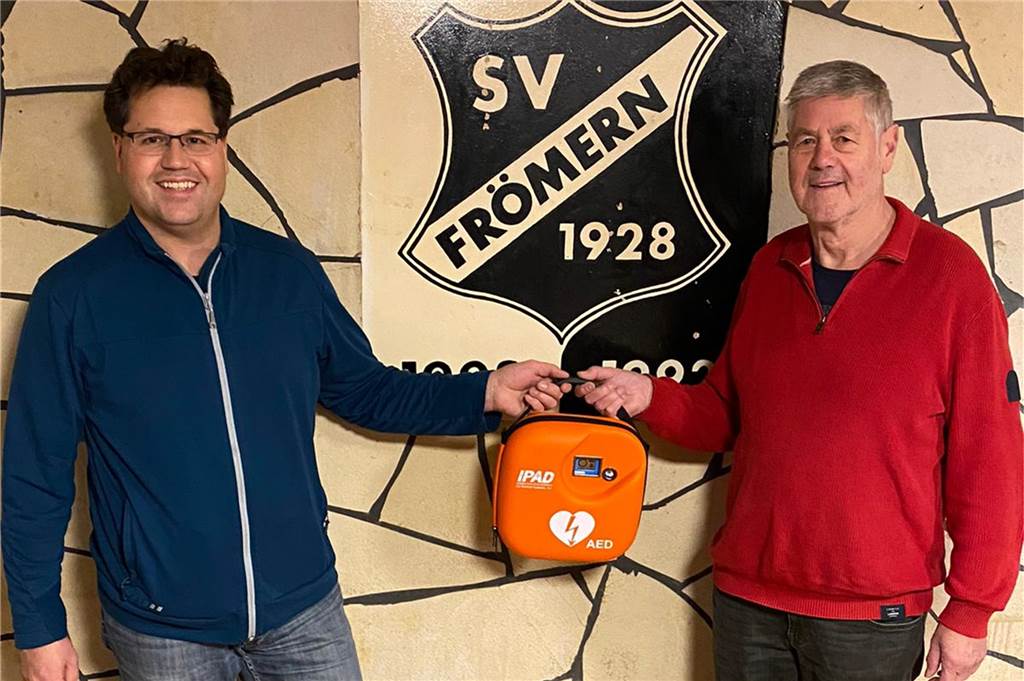 2G-Regel am Sportplatz: „Wenn jemand betrügt, dann hat der den Schwarzen Peter“ Carsten Brassat (links) überreichte am Montag den Defibrillator an Frömerns Kassierer Rüdiger Düren.