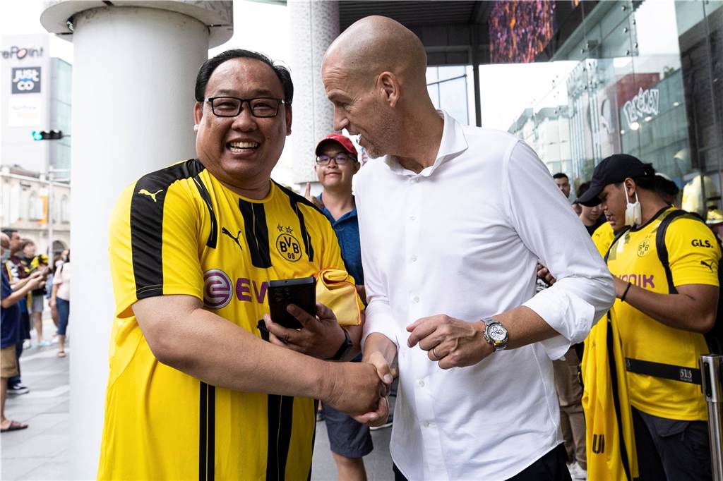 BVB plant sein nächstes Büro im Ausland: Weitere PR-Tour im nächsten Sommer Carsten Cramer schüttelt die Hand eines BVB-Fans.