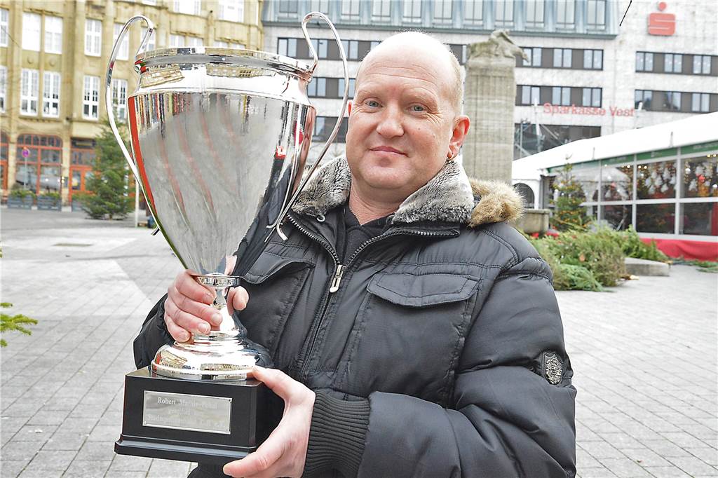 Castrop-Rauxeler Hallenstadtmeisterschaften stehen vor dem Aus Carsten Cwik, Leiter der Sparte Fußball im Stadtsportverband, mit dem Robert Mathis Cup, dem Wanderpokal bei der Hallenstadtmeisterschaft.
