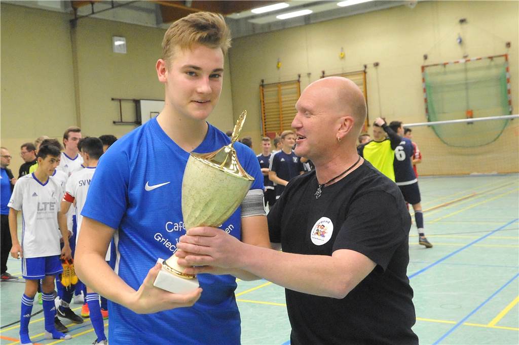 Frohlinde und Wacker holen Hallentitel der B- und C-Junioren Carsten Cwik (r) von der Sportjugend überreichte den Stadtmeister-Pokal der B-Junioren an den FC Frohlinde.