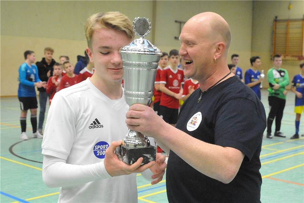 Frohlinde und Wacker holen Hallentitel der B- und C-Junioren Carsten Cwik (r) von der Sportjugend überreichte den Stadtmeister-Pokal der C-Junioren an den SV Wacker Obercastrop.