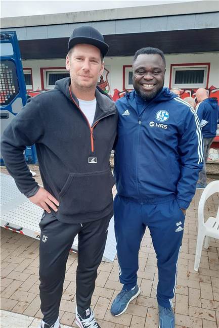 TuS Henrichenburg sieht seine Zukunft auf Kunstrasen statt Naturgrün Carsten Ferlmann (l.), 2. Vorsitzender des TuS Henrichenburg ließ sich mit Schalke-Legende Gerald Asamoah fotografieren.