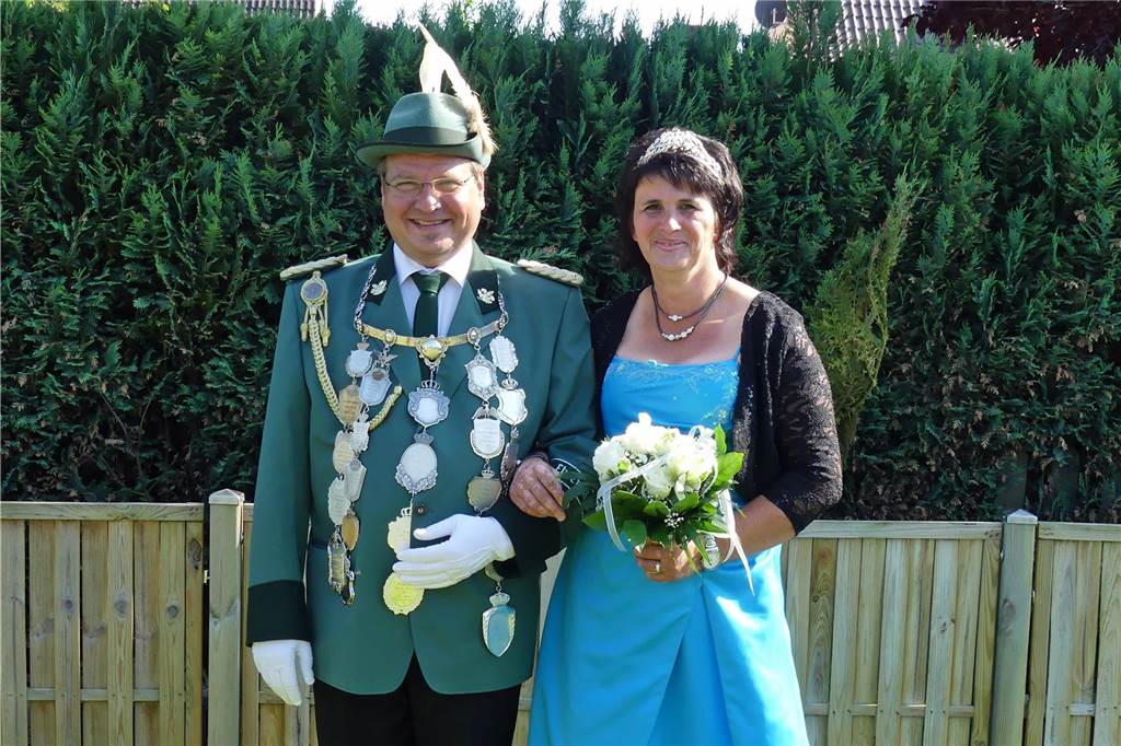 Carsten Grewe (hier auf einem Archivfoto) konnte seinen Erfolg vom vergangenen Lütkeheide-Vogelschießen wiederholen und ist jetzt Schützenkaiser. Ehefrau Solveigh Hölscher steht wieder an seiner Seite.