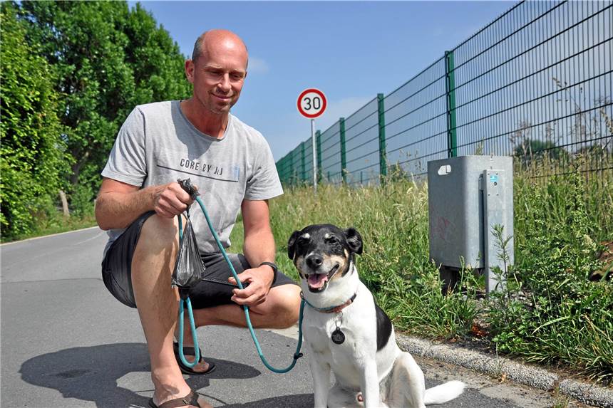 Stadt reagiert mit zusätzlichen Mülleimern auf Hundekot Carsten Helmig und Hund Forest freuen sich über den neuen Mülleimer am Ondruper Weg.