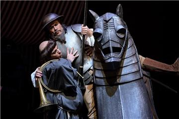 Carsten Jung als Don Quixote (oben) und Nicolas Gläsmann als Sancho Pansa in Hamburg auf der Bühne der Staatsoper. Foto: Axel Heimken