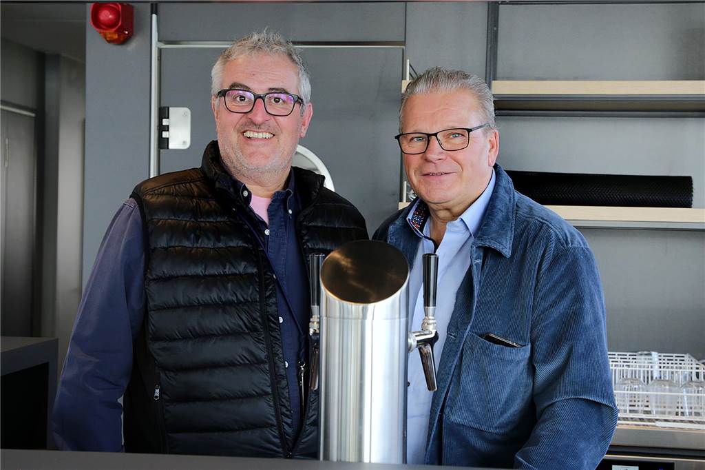 Neue „Möwe“ sticht bald in See - erste Fahrt am 1, März Carsten Knepper und Uwe Suberg stehen hinter der Bar in der Möwe.
