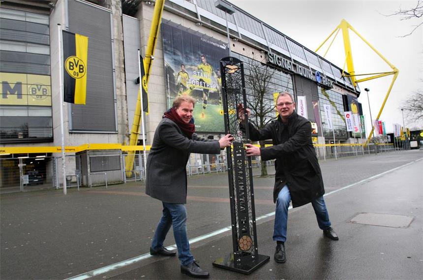 BVB-Fans setzen Torjäger Aubameyang ein Denkmal Carsten Kownatzki (l.) und Reiner Laube haben Pierre-Emerick Aubameyang ein Denkmal gebaut. Die Säule wollen sie dem BVB-Stürmer als Dank für all seine Tore schenken. Ein detaillierteres Bild der Säule finden Sie im Text.