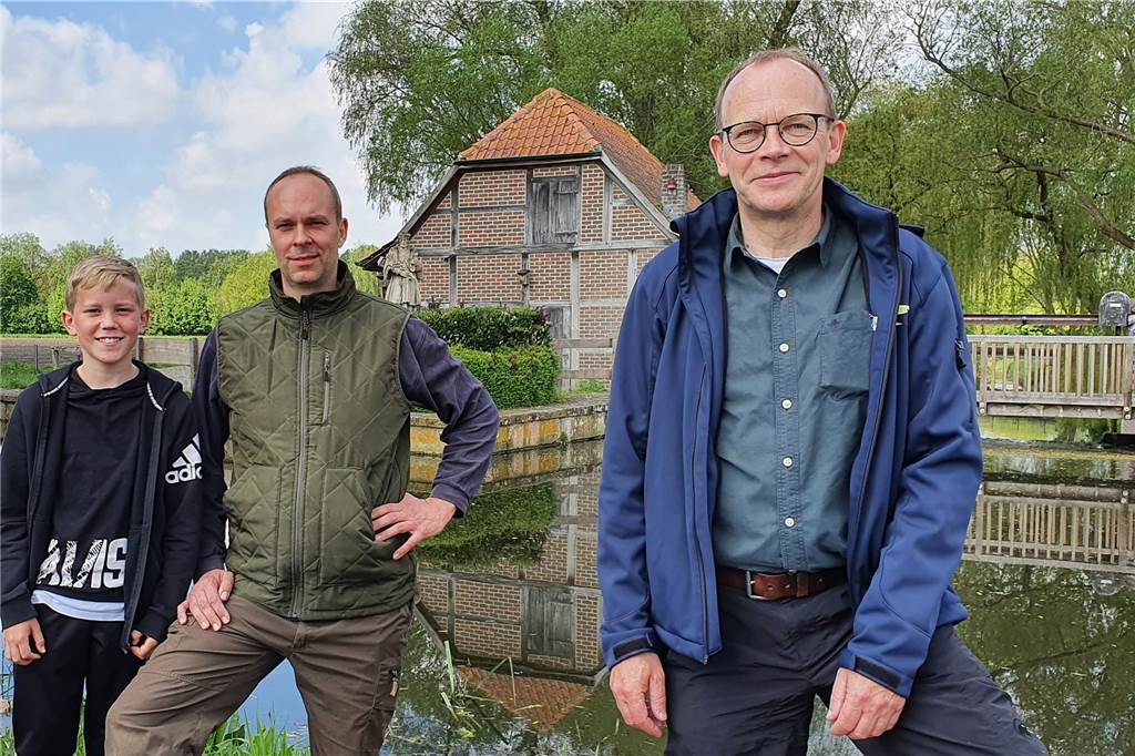Ökologisches Experiment: Eine ganz besondere Fischart für die Dinkel Carsten Nolting (r.) vom Landesfischereiverband Westfalen und Lippe hat die Quappen in Nienborg vorbeigebracht, die dann von ASV-Gewässerwart Rainer Borgert unter Aussicht von Sohn Erik in die Dinkel gesetzt wurden.