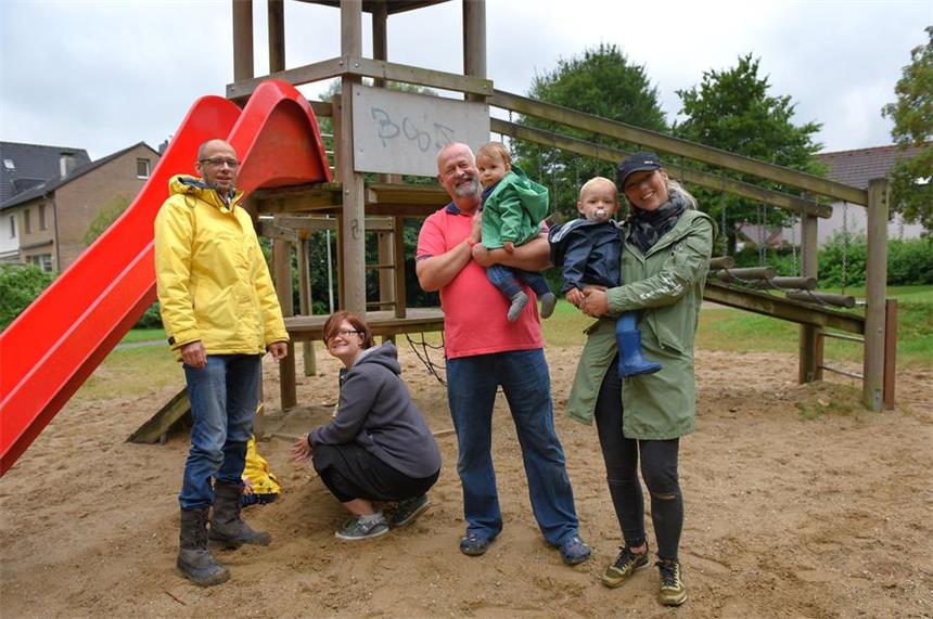 Schwerter suchen Mitstreiter für Spielplatzinitiative Carsten Rieck (v.l.), Anja Lorenz, Uwe Görke-Gott und Julia Becker möchten sich für die Pflege der Schwerter Spielplätze einsetzen und suchen Gleichgesinnte. Ihnen geht es nicht ums Meckern, sie wollen mit anpacken.
