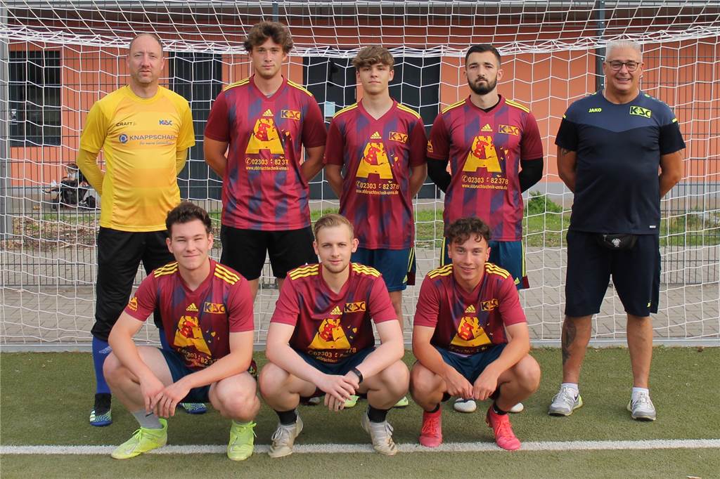 Auftakt ohne Trainer - aber Kamener SC hat ein klares Ziel vor Augen Carsten Schrader (l.) und Bernd Schimanski (r.) können im KSC-Kader auf (v.l.) San Keiler, Marco Verelli, Florian Mertens, Julien Niederdellmann, Julian Voss und Petrit Ndreu zählen.
