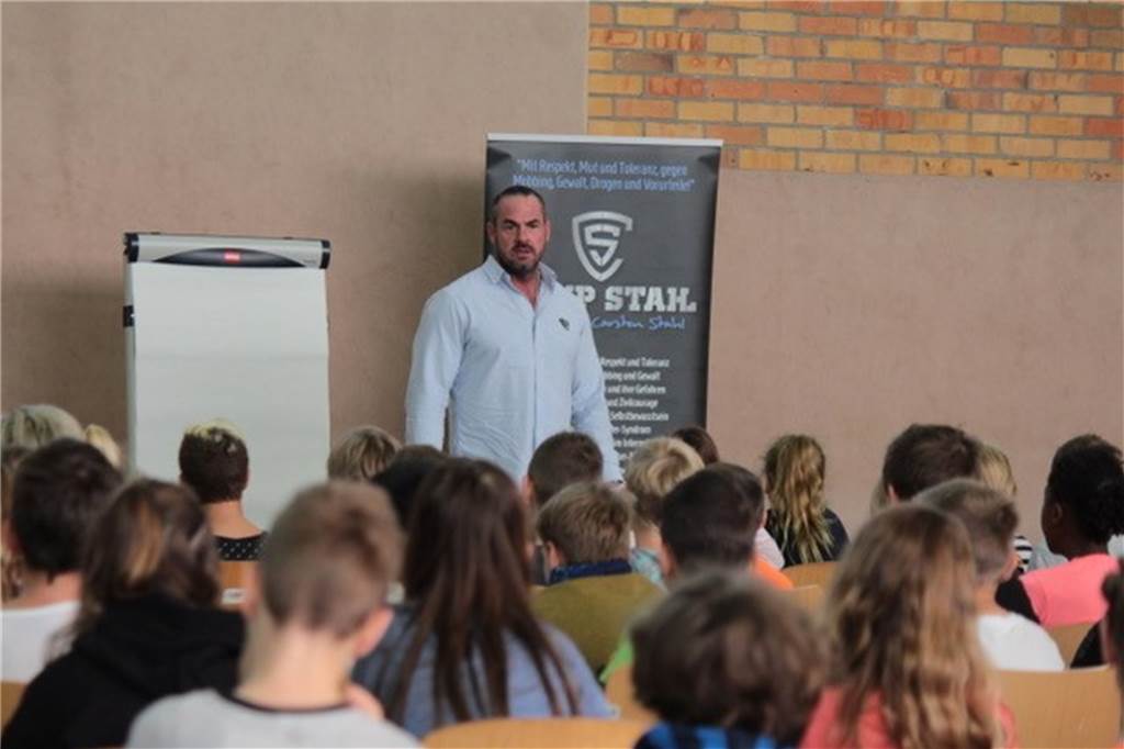 TV-Star plant Veranstaltung in Lünen - „Wie sieht das aus, wenn der Bürgermeister nicht da ist?“ Carsten Stahl bei einer Veranstaltung an einer Schule.