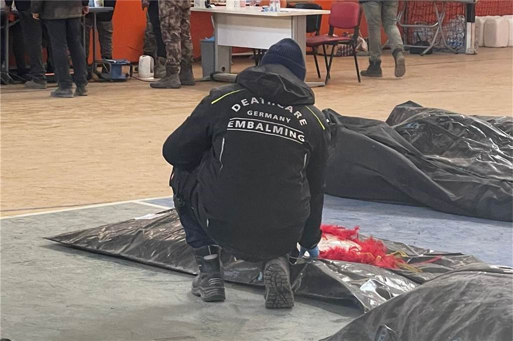 Dortmunder Bestatter Carsten Strauß (36) half im Erdbebengebiet Carsten Strauß kniet neben einem sogenannten Bodybag. Rund 1700 Tote haben er und sein Team innerhalb weniger Tage versorgt.